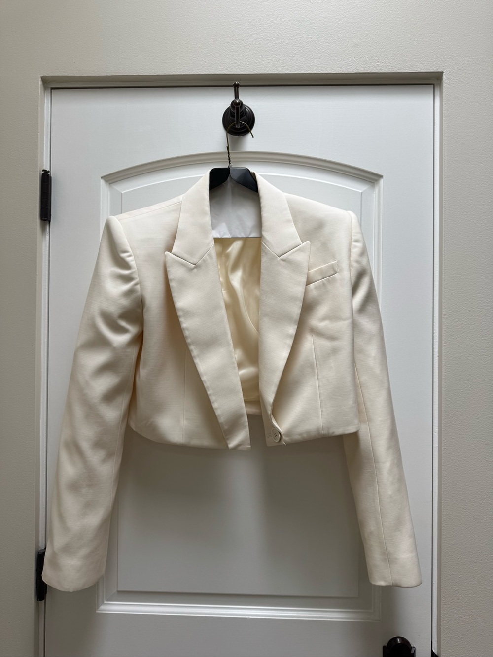 Alexander McQueen Ivory Cropped Peak Lapel Blazer IT 42